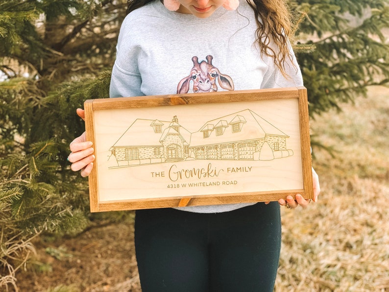 Puede incluir: Un letrero de madera con una ilustraci&oacute;n grabada con l&aacute;ser de una casa y el texto "The Gromski Family 4318 W Whiteland Road".