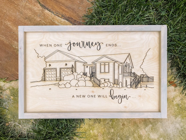 Puede incluir: Un letrero de madera con una ilustraci&oacute;n de una casa grabada con l&aacute;ser y el texto "When one journey ends... A new one will begin..."