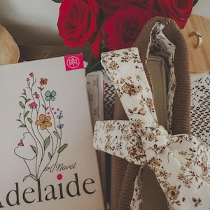 Housse en tissu pour livre | Pochette pour livres avec noeud | Couverture de livre rembourrée | Protège-livres rembourré | Cadeau pour amoureux des livres | Cadeau livresques pour les lecteurs