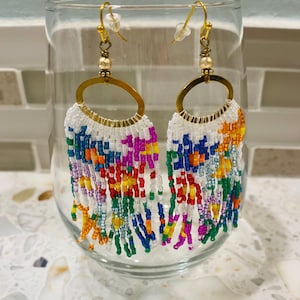 Lange Multicolor Regenbogen Weiß & Gold Floral Oval Creolen Fransen Seed Bead Statement Ohrringe