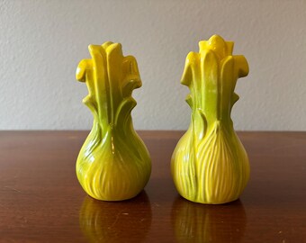 Salero y pimentero antiguos con forma de cebolla