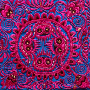 Raojia kinesisk minoritets sidenapplikationsbärsele