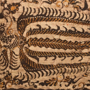 Puede incluir: Un primer plano de una tela marrón y blanca con un patrón repetitivo de pájaros estilizados. Los pájaros están delineados en negro y tienen detalles marrones y blancos. La tela tiene una superficie texturizada.