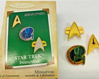 Adorno de recuerdo Hallmark de Star Trek en miniatura, nuevo en caja, en perfecto estado, año de fabricación: 2004. El juego incluye 3 adornos.
