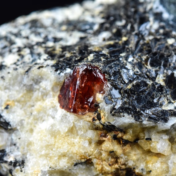 レッドジルコン標本：58グラム、パキスタン産 - Etsy 日本