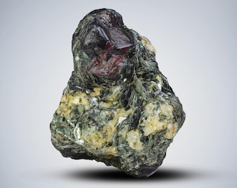 Cristalli di granato rosso naturale con campione di mica dal Pakistan 244 carati