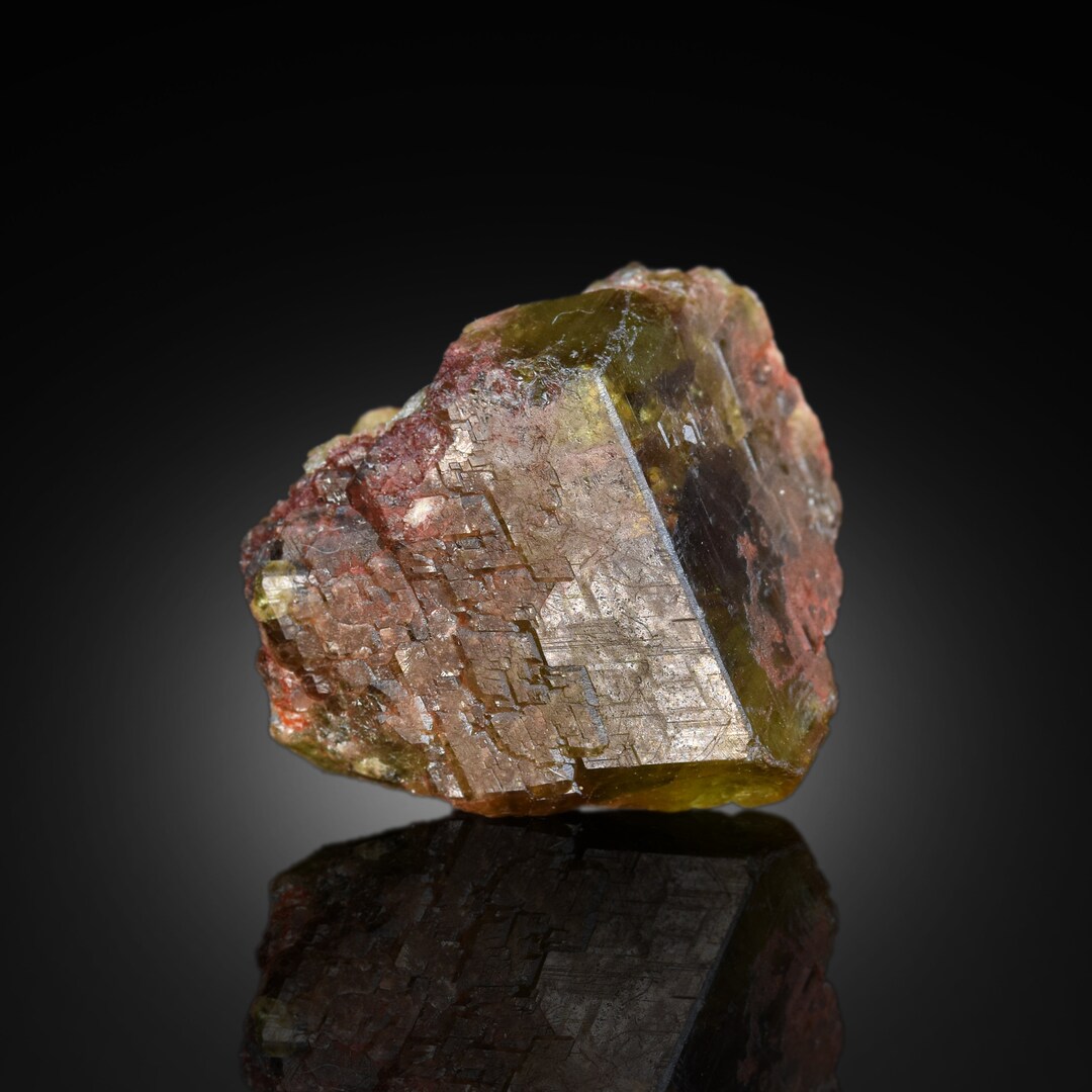 Grenat andradite 105 carats : cristal rare d'Afghanistan