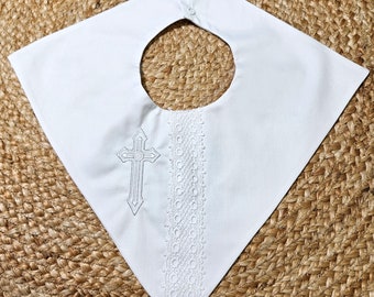 Bavoir de baptême triangle avec dentelle au centre avec ou sans croix