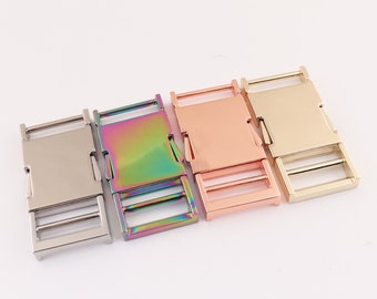 Puede incluir: Cuatro hebillas deslizantes de metal en diferentes acabados: plata, iridiscente, oro rosa y oro.