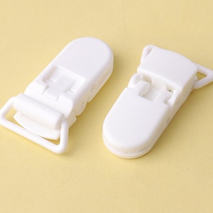 12pcs Plastic Pacifier Clips White suspender Clips Plastic clips Mitten Clips Baby Dummy Clips Pacifier Clip kam clips