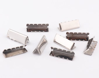 Op de afbeelding: Tien zilveren metalen band eindgespen met een gegolfde rand.