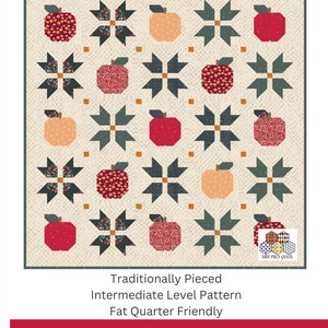 Puede incluir: Un patr&oacute;n de acolchado titulado "Apple Butter Days" con un dise&ntilde;o tradicional en piezas ensambladas que presenta manzanas rojas, naranjas y verdes sobre un fondo blanco. El patr&oacute;n es de nivel intermedio y compatible con cuartos de tela. &copy;2024 Easy Piecy Quilts