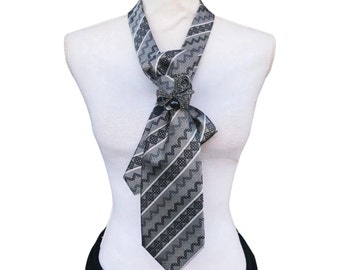Einzigartige,Silber gemusterte Krawatte. Kroatische Musterung. Vintage Krawatte für Frauen mit Brosche.Luxus Geschenk für sie entworfen.