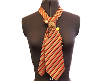 Unikat, Seidenkrawatte mit rot-goldenen Streifen. Elegante Krawatte für Frauen umgestaltet mit Brosche und Anstecknadel. Luxus entworfenes Geschenk für sie.