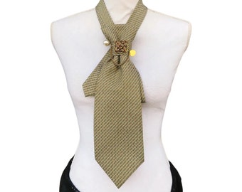 Einzigartige Krawatte aus Seide mit Olivenmuster. Neu gestaltete Vintage-Krawatte für Damen mit Brosche und Anstecknadel. Luxuriöses Geschenk für sie.