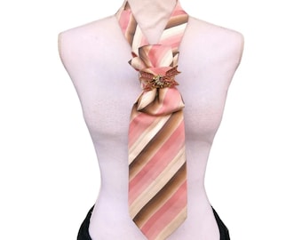 Einzigartige Seidenkrawatte mit Streifen in Roségold, Beige und Braun. Neu gestaltete Vintage-Krawatte für Damen mit Brosche. Luxuriöses Geschenk für sie.
