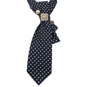 Unikat, Seide, dunkelblau gemusterte Krawatte. Elegante Krawatte für Frauen umgestaltet mit Brosche und Anstecknadel. Luxus entworfenes Geschenk für sie. Bild 1