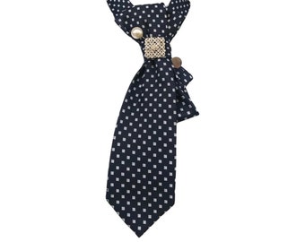 Unikat, Seide, dunkelblau gemusterte Krawatte. Elegante Krawatte für Frauen umgestaltet mit Brosche und Anstecknadel. Luxus entworfenes Geschenk für sie.