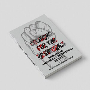 Könnte beinhalten: Ein graues Malbuch mit dem Titel "Celebrating for the Resistance" und einer Faust-Illustration. Auf dem Cover steht der Text "Inspired by Americans protesting in 2025" und "60 individuelle Malvorlagen."