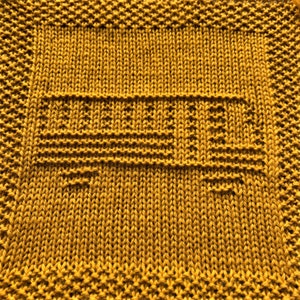 Puede incluir: Primer plano de un paño de cocina tejido de color amarillo brillante. El paño tiene un patrón simple y repetitivo.