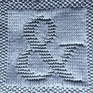Puede incluir: Un paño de cocina de punto azul con un diseño tejido del número 25.