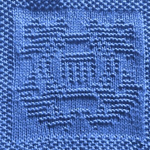 Op de afbeelding: Een blauwe gebreide theedoek met een geweven patroon.