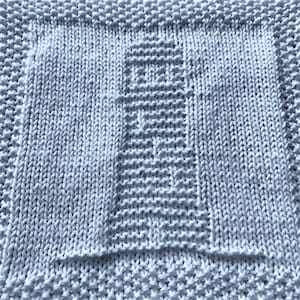 Peut inclure: Un carré en tricot bleu clair avec un motif carré plus grand au centre.