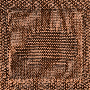 Könnte beinhalten: Ein braunes quadratisches Strickstück mit einem gewebten Muster in der Mitte.