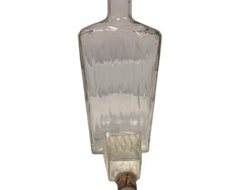 Decantador de licor de vidrio transparente vintage con punta de lanza, tapón cuadrado y diseño de diamante acanalado.