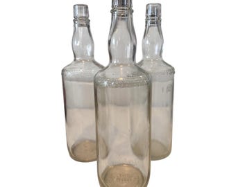Zestaw 3 zabytkowych butelek po alkoholu Owens-Illinois. Prawo federalne zabrania sprzedaży i ponownego użycia.