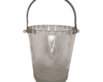 Cubitera vintage de cristal grabado con forma de velero y asa de metal martillado.