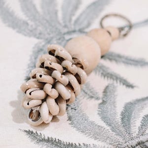 Portachiavi fatto a mano con conchiglie e perline di legno – Conchiglie di ciprea naturali – Stile costiero da spiaggia – Ciondolo per borsa o portachiavi Boho – 10 cm