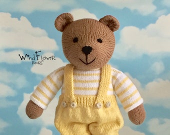 Gebreide teddybeer: handgemaakt, met trui en tuinbroek. Ongeveer 38 cm