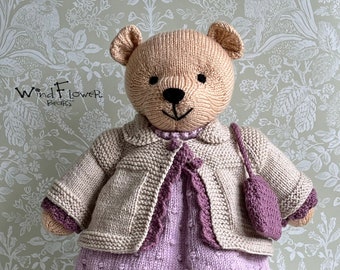 Gebreide teddybeer: handgemaakte jurk en vest. Ongeveer 38 cm