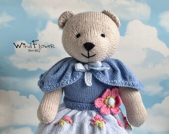 Gebreide teddybeer - handgemaakt, met blauwe jurk. Ongeveer 38 cm