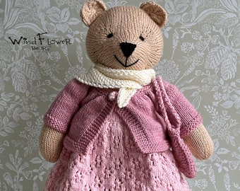 Gebreide teddybeer - handgemaakt, met jurk, vest, sjaal en tas. Ongeveer 38 cm