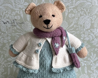 Gebreide teddybeer: handgemaakte jurk en vest. Ongeveer 38 cm