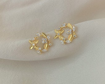 Tachuelas de cristal de declaración floral / Pendientes delicados / Pendientes minimalistas / Tachuelas CZ / Chapado en oro de 14K