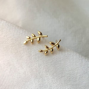 Puces d'oreilles en forme de petite feuille (Or, argent) | Minimaliste et délicat | Clous d'oreilles en feuille d'olivier | Petits clous | Boucles d'oreilles en argent sterling | Boucles d'oreilles en or