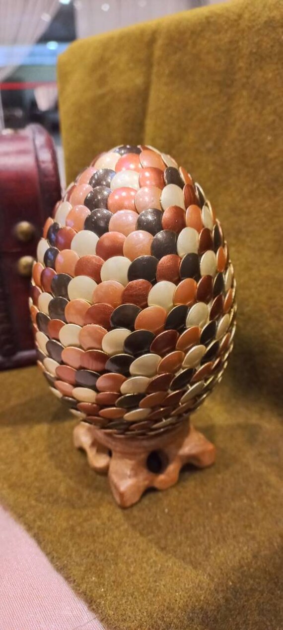 Œuf de Dragon sur Socle en Bois