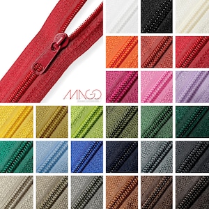 Könnte beinhalten: Ein Set aus drei Keramikbechern mit gesprenkelter, matter Oberfläche. Die Becher sind in Creme-, Hellgrau- und Dunkelgrautönen gehalten. Jeder Becher hat ein schlichtes, minimalistisches Design und einen abgerundeten Griff.