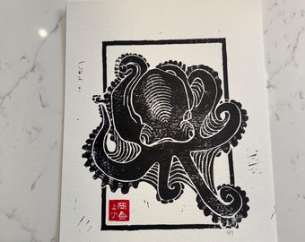 Impressão grande de polvo em papel aquarela grosso