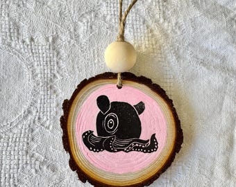 Enfeite de polvo rosa em formato de panqueca