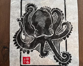 Estampa grande de polvo em papel de amoreira.