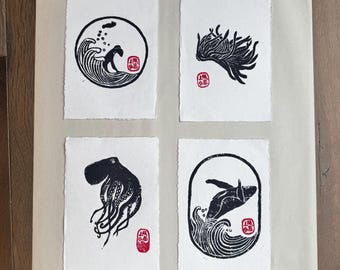 Conjunto de 4 estampas originais com tema oceânico, em mistura de algodão.