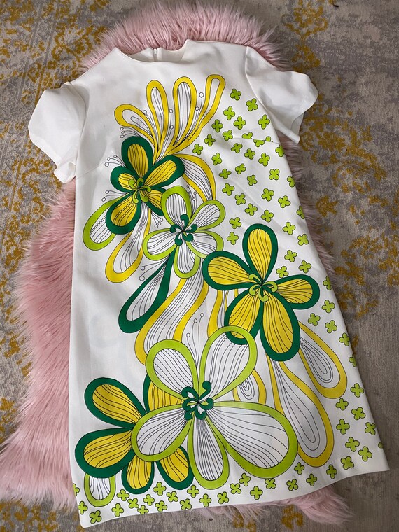 Vintage Mod Flower Power Sheath Dress