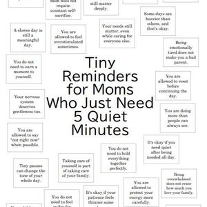 Puede incluir: Una impresión blanca con el texto "Tiny Reminders for Moms Who Just Need 5 Quiet Minutes." La impresión incluye varias afirmaciones en pequeños cuadros blancos, ofreciendo consejos y ánimos.