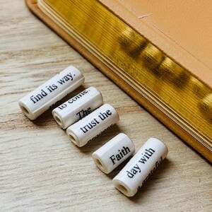 Paquete de cuentas de afirmación "Sanación, Esperanza y Renovación" – Cuentas de papel hechas a mano, regalo de fe, joyería inspiradora, llavero, pulsera, mini frasco