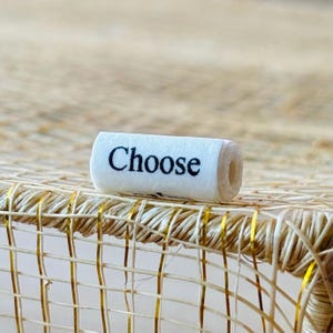 Kies rust boven chaos: handgemaakte bevestigingskraal | Papieren woordkraal, stressverlichtingscadeau Inspirerende sieraden, sleutelhanger, armbandomslag, pot