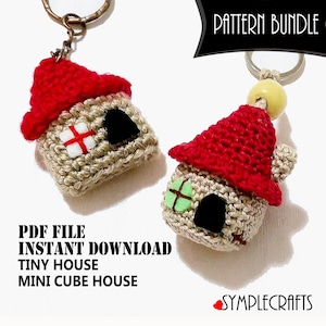 Könnte beinhalten: Ein Musterpaket zum Häkeln von zwei kleinen Häuschen-Schlüsselanhängern. Ein Schlüsselanhänger hat ein rotes Dach und ein weißes Fenster mit einem roten Kreuz. Der andere Schlüsselanhänger hat ein rotes Dach und ein grünes Fenster. Der Text "PDF FILE INSTANT DOWNLOAD TINY HOUSE MINI CUBE HOUSE" ist unter den Schlüsselanhängern sichtbar. Der Text "SYMPLECRAFTS" ist in der unteren rechten Ecke des Bildes sichtbar.